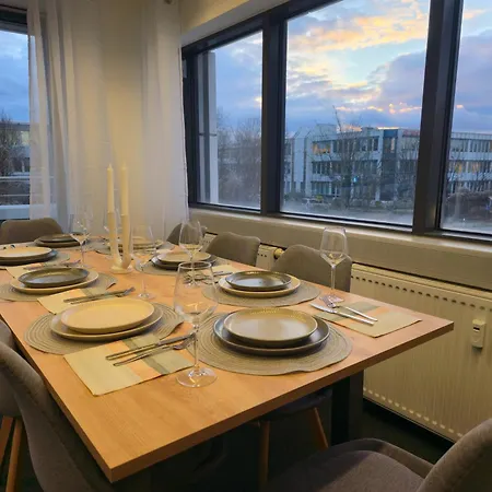 Grosse Mit Balkon Nahe Muenchen *